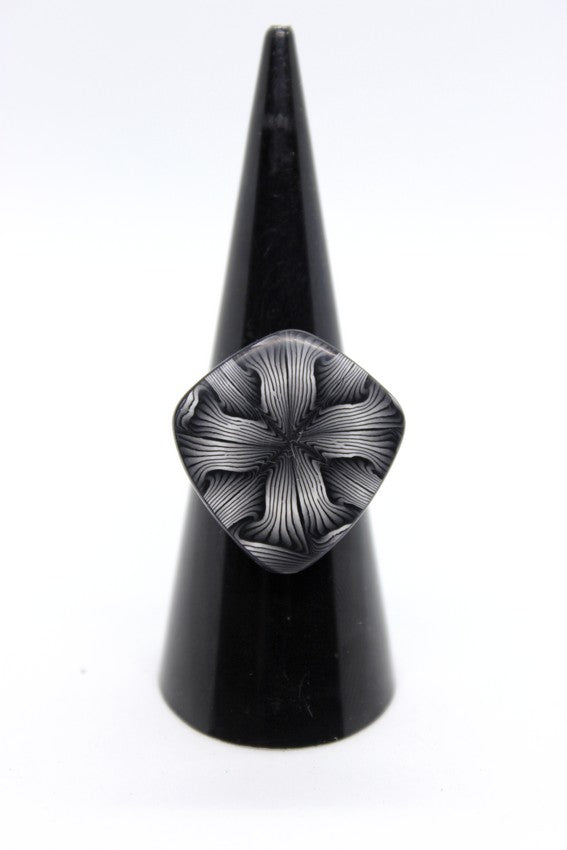 Bague réglable en pâte polymère noir et blanc zentangle