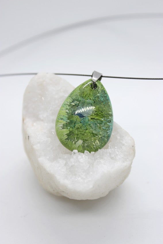 Pendentif goutte fond marin vert, résine, bijou unique