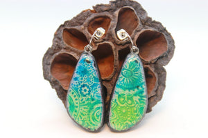 Boucle d'oreilles motif floral vert/ bleu en argile polymère, bijou unique